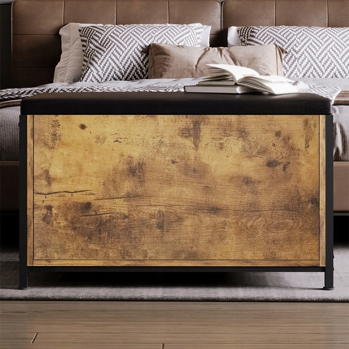 Rebiko 1015931 – rustikálna úložná truhlica so sedadlom 80 × 40 × 50 cm. Rustikálne hnedé vyhotovenie s čiernym sedadlom spája úložnú truhlicu a lavicu. Deky, textílie alebo sezónne veci môžete uložiť na jedno miesto a predsieň či spálňa bude pôsobiť poko