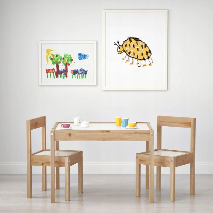 IKEA LÄTT 501.784.11 je súprava detského stolíka a dvoch stoličiek v kombinácii bielej a prírodnej borovice. Stolík meria 63 × 48 × 45 cm, a preto sa zmestí aj do menšej detskej izby. Fóliovanú dosku stačí po kreslení utrieť.