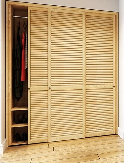 Borovicové lamelové dvierka 72 × 49,4 cm sú prírodným frontom do skrinky. Otvory medzi lamelami pomáhajú vetrať úložný priestor; surové drevo si môžete upraviť podľa interiéru. Balenie obsahuje jeden kus bez závesov, preto pred montážou skontrolujte rozme