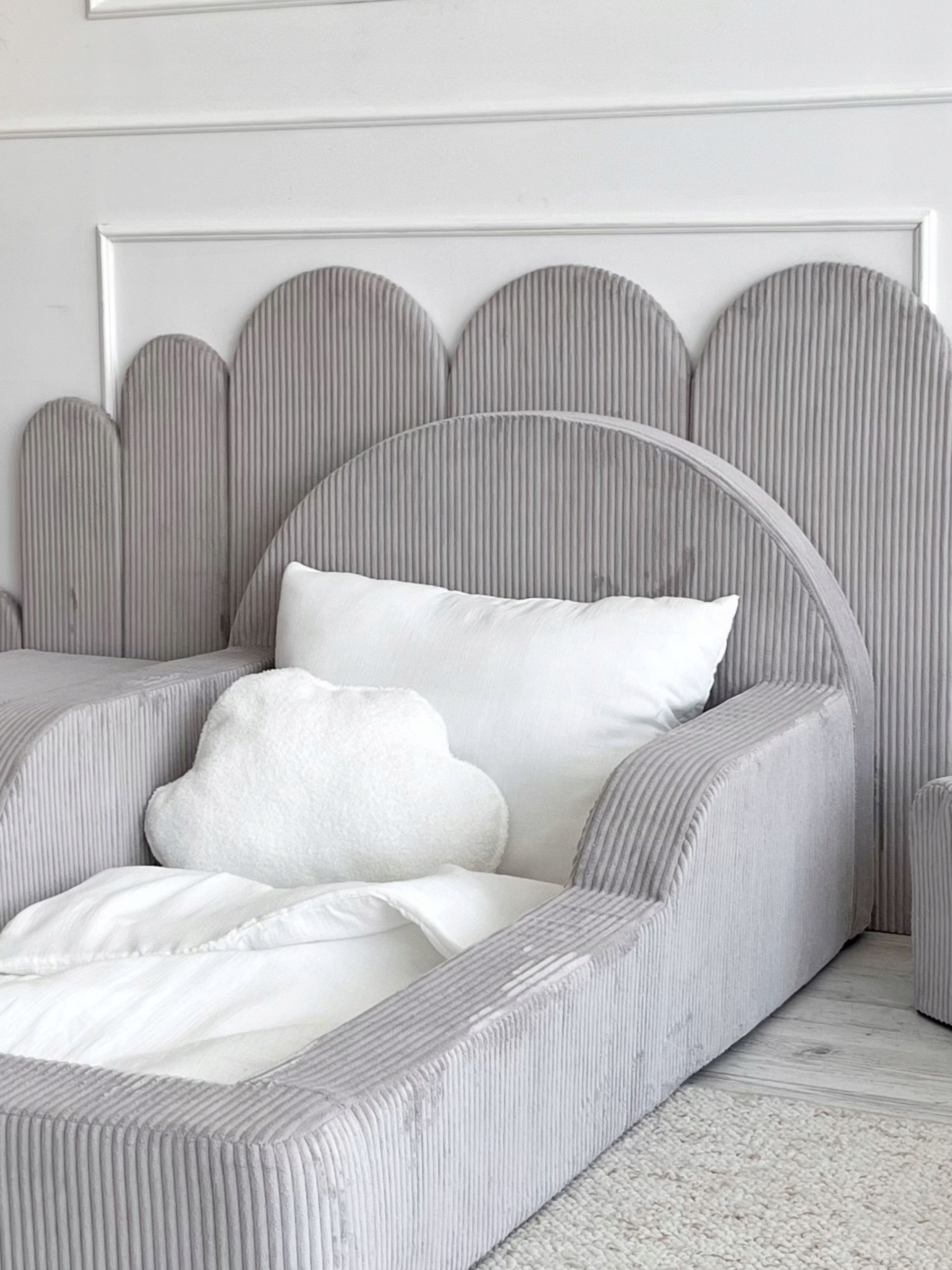 Sivá penová detská posteľ Monio for Kids 70 × 140 cm s matracom. Monio for Kids je nízka penová posteľ so sivým vrúbkovaným poťahom. Súčasťou tejto ponuky je matrac 70 × 140 cm s hladkou a profilovanou stranou.