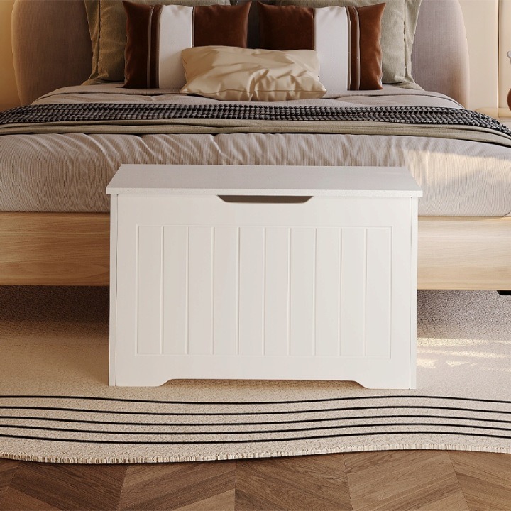 Rebiko – biela úložná truhlica z MDF 76 × 40 × 48 cm. Biela truhlica ponúka miesto na posteľnú bielizeň, deky, vankúše alebo sezónne doplnky. Veci môžete odložiť mimo pohľadu a izba získa pokojnejší, uprataný vzhľad. Jednoduchá biela forma sa dá zladiť so