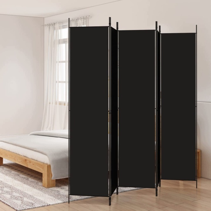 Čierny päťdielny paraván AH-350205, 250 × 220 cm. Vysoká päťdielna clona je určená na vizuálne rozdelenie miestnosti alebo vytvorenie pozadia. Celkové rozmery 250 × 220 cm jej dávajú výraznú plochu, ktorú využijete pri oddeľovaní osobného kútika. Možnosť
