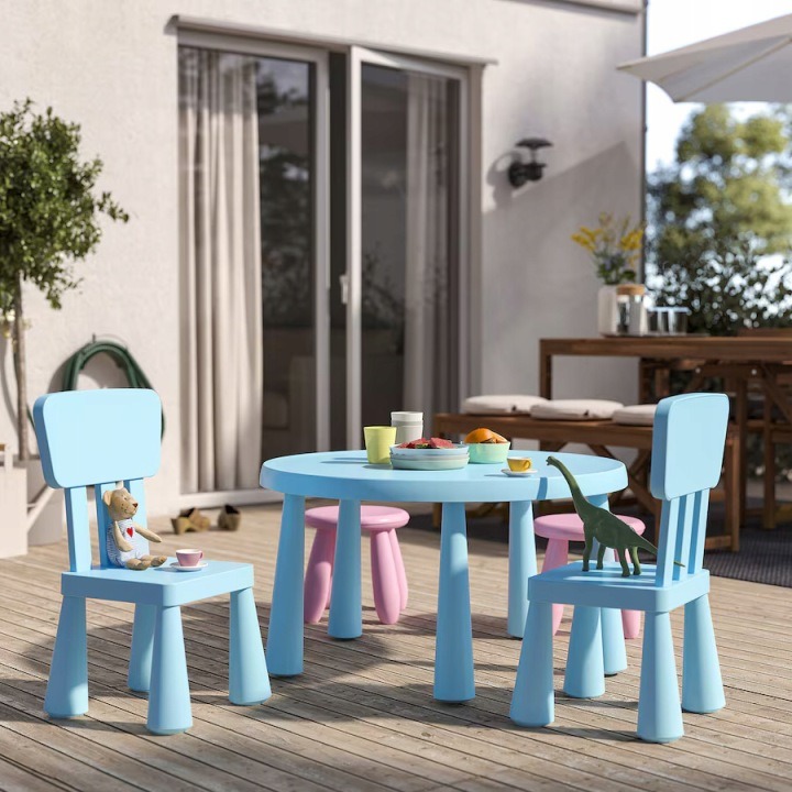 IKEA MAMMUT 105.819.94 je svetlomodrý okrúhly detský stolík s priemerom 85 cm a výškou 48 cm. Polypropylénový plast s ochranou pred UV žiarením umožňuje používanie v izbe aj vonku. Veľká doska dá deťom priestor na kreslenie, hru či malý záhradný piknik.