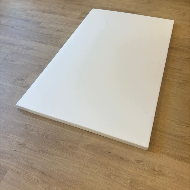 Biela polyuretánová pena T25 200 × 60 × 10 cm je jeden dlhý plát na výrobu a obnovu čalúnenia. Môžete ho prirezať na výplň lavice, kresla či operadla. Predajca uvádza približnú hustotu 25 kg/m³.