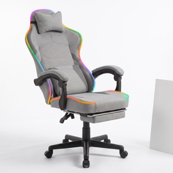 Sivé herné kreslo LAZYhome má látkové sedadlo 48 × 54 cm, nastaviteľnú výšku 43–53 cm, výsuvnú opierku nôh a LED osvetlenie s ovládačom. Bedrový vankúš obsahuje vibračnú funkciu napájanú cez USB. Pri stole poslúži na učenie, hranie aj oddych.