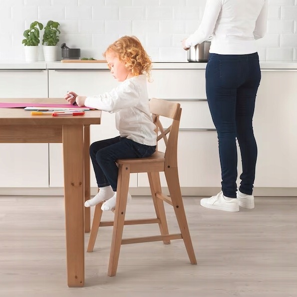 Juniorská stolička IKEA INGOLF 603.538.38 má sedadlo vo výške 52 cm, oporu nôh a nosnosť 100 kg. Borovicové vyhotovenie je určené deťom od 3 rokov.