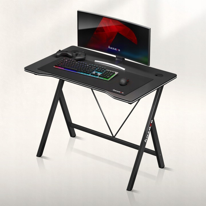 Huzaro Hero 1.4 Black je čierny písací stôl s doskou 100 × 50 cm, výškou 75 cm a dvoma priechodmi na káble. MDF doska má 15 mm, povrch Carbon Flex sa jednoducho čistí. Balenie podľa ponuky váži 9,35 kg.