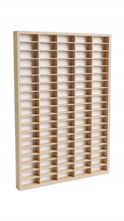 Béžová polica Sklejkowo ponúka 100 miest pre menšie modely áut. Meria približne 50 × 79 cm, má hĺbku 4 cm a vyberateľné prepážky. Podľa opisu prichádza zostavená a s priloženými závesmi a skrutkami na upevnenie.