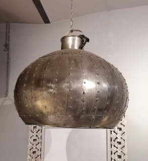 Stropná žiarovka strieborného kovu