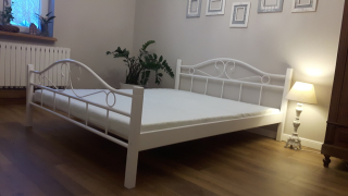 Posteľ do spálne - Kovové posteľ Agata 120x200 biela a čiernobiela