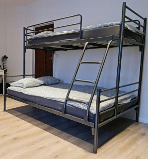 Posteľ do spálne - Poschodová kovová posteľ 3-osobná 90 cm