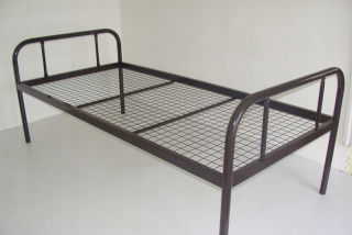 Posteľ do spálne - Jeden model kovového lôžka C 90 x 200