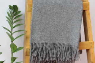 Prikrývka, prehozy na posteľ - Guba vlnená prikrývka Guba Grey Bedspread